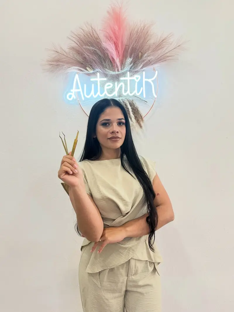 Katherine, dueña de AutentiK, bajo el neón del estudio
